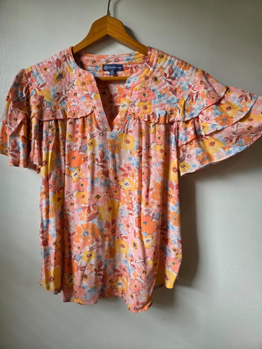 EUC DEMOCRACY FLORAL QUILTED SHOULDERS LAYERED SLEEVES SPLIT V NECK TOP SIZE M